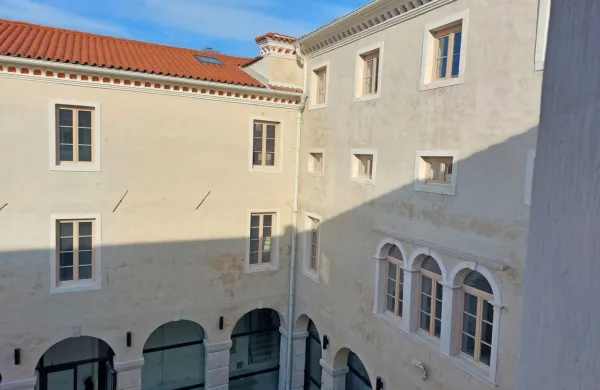 Obnovljena fasada in strešni venec atrija