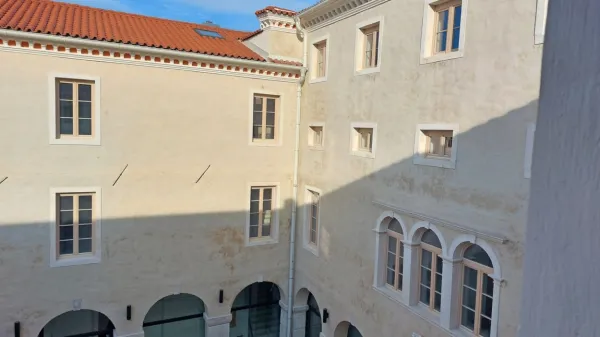 Obnovljena fasada in strešni venec atrija