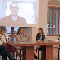 Okrogla miza o vplivu umetne inteligence na znanost in družbo, ki 
je potekala jeseni 2024 v okviru prve delavnice SMASH v dvorcu 
Lanthieri v Vipavi. Udeleženci: V. Groznik (UL FRI), B. Jurišić (INL 
Portugalska), U. Seljak (UC Berkeley), T. Samardžić (Un Zürich), N. 
Tomašev (DeepMind), moderatorka: M. Ratej.