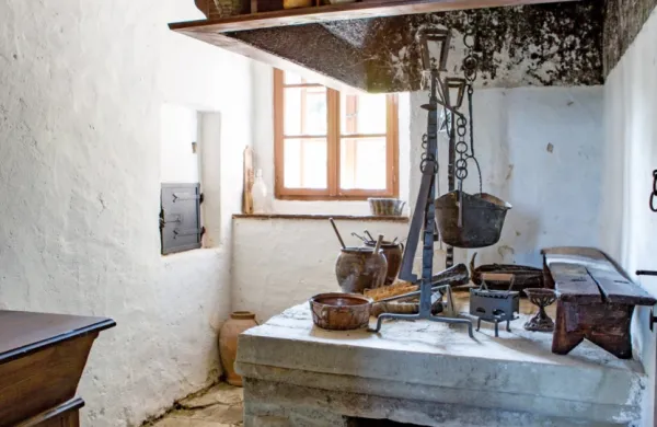 Črna kuhinja v spominski sobi Dragotina Ketteja