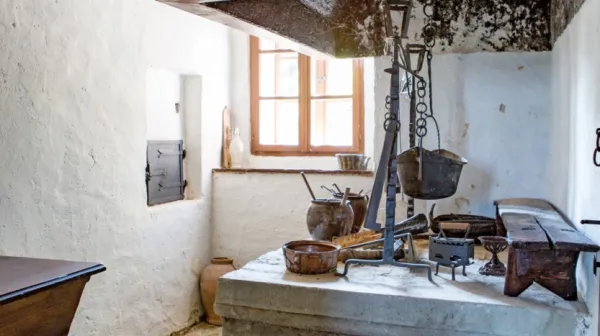 Črna kuhinja v spominski sobi Dragotina Ketteja