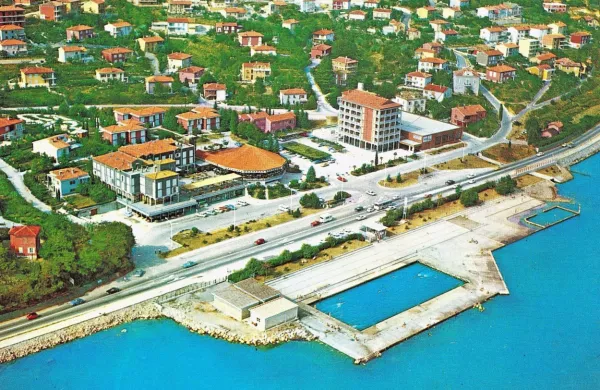  

Turistični center Žusterna, leto 1972 (SI PAK/0344, Zbirka fotografij 
in razglednic, t. e. 1)