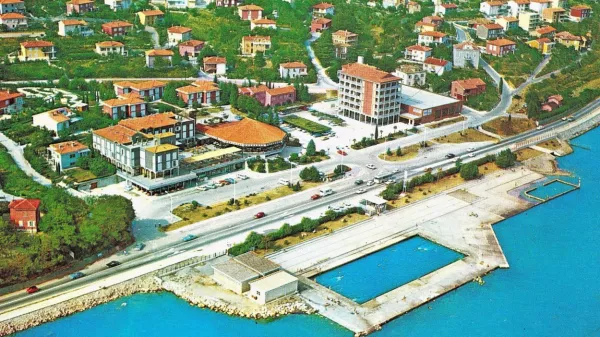  

Turistični center Žusterna, leto 1972 (SI PAK/0344, Zbirka fotografij 
in razglednic, t. e. 1)