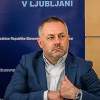 Nekdanji minister za zdravje Danijel Bešič Loredan  je z interventnim zakonom poskrbel, da so pomemben del državnega 
denarja dobili zasebni koncesionarji. 