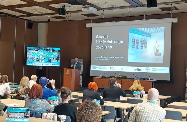 David Kožuh, kustos pedagog v Goriškem muzeju je na konferenci 
predstavil taktilno galerijo.