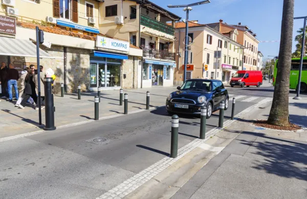   Čeprav je potopni valj na Pristaniški ulici v bližini tistega pred 
vhodom na taksi parkirišče, vdiranje vode ni povzročalo težav.  