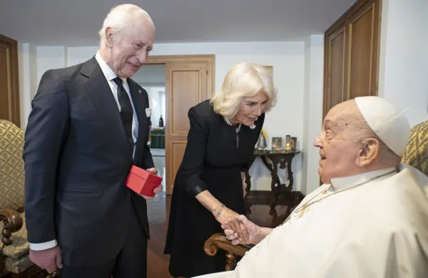 Britanski kralj Karel III. in  kraljica Camilla sta se v času njunega 
obiska v Italiji obiskala tudi papeža Frančiška, ki okreva po 
pljučnici.