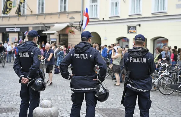 Politizacija policije se nadaljuje tudi po zamenjavi oblasti. 

  