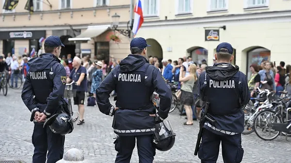 Politizacija policije se nadaljuje tudi po zamenjavi oblasti. 

  