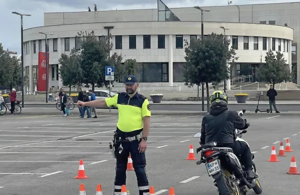 Izkušeni policijski  inštruktorji  bodo  v  soboto na  Bonifki  motoristom    znova svetovali,  kako lahko kar  najbolje  poskrbijo  za 
svojo  varnost.  