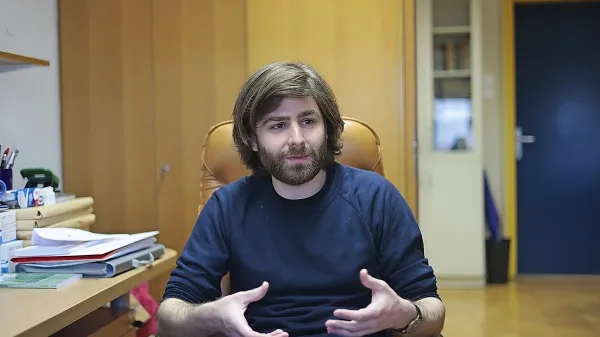 “Eden izmed večjih problemov je vse večja polarizacija, torej 
razdvojenost družbe, ki onemogoča oblikovanje katerekoli rešitve, ki bi razreševala katerikoli drug problem,” pravi dr. Žan Lep.