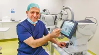 “Letno bi lahko opravili več sto operacij sive mrene, pa jih prek programa zavarovalnice smemo narediti le 162,” pravi pionir 
očesne kirurgije prof. dr. Marko Hawlina. 