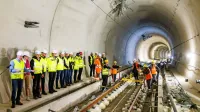 V predoru Dekani polagajo tire na betonsko podlago s hitrostjo 
med 100 in 120 metrov na dan. 