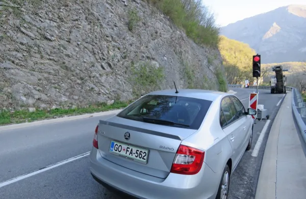 Med Kobaridom in Žago so zaradi nameščanja  zaščitnih mrež 
napovedane kratkotrajne popolne zapore ceste. 