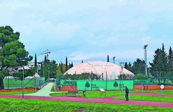 Balone nad teniškimi igrišči bodo sicer kmalu  sneli. 