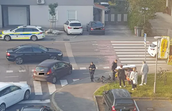 Kolesarka in voznik avta sta trčila