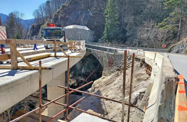 V kobariških klancih zaključujejo najbolj zahteven, 640 metrov dolg  odsek državne ceste z 80-metrskim 
viaduktom. 

