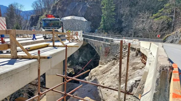 V kobariških klancih zaključujejo najbolj zahteven, 640 metrov dolg  odsek državne ceste z 80-metrskim 
viaduktom. 

