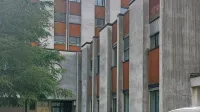 Hrvat  je  odprl  okno  v  prvem  nadstropju  koprskega  sodišča  in  se  
pognal na prostost.  Pri  tem  je  padel  na  enega  od parkiranih  
avtomobilov. 
