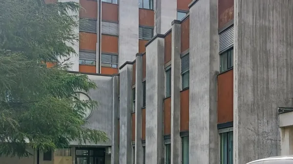 Hrvat  je  odprl  okno  v  prvem  nadstropju  koprskega  sodišča  in  se  
pognal na prostost.  Pri  tem  je  padel  na  enega  od parkiranih  
avtomobilov. 