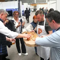 Istrski župani so tekmovali v peki pice. Pico piranskega podžupana 
Cristiana Polettija je poskusil tudi direktor Rižanskega vodovoda 
Martin Pregelj (levo).
