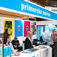 Ekipa Primorskih novic je obiskovalcem z veseljem predstavila 
svoje vsebine in jih povabila, da postanejo del bralske skupnosti, 
ki dnevno že več kot dve desetletji spremlja pomembne zgodbe iz 
tega dela Slovenije.