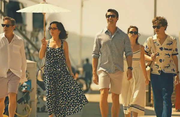 Petčlanska družina Ratliff s pater familiasom Timom na čelu, ki 
prvi dan dopusta na rajskem tajskem otoku izve, da je napočil 
konec njegove finančne zlate dobe.