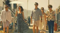 Petčlanska družina Ratliff s pater familiasom Timom na čelu, ki 
prvi dan dopusta na rajskem tajskem otoku izve, da je napočil 
konec njegove finančne zlate dobe.