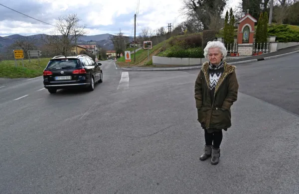 Lidija Počkaj avtobusa v Harijah ne čaka več, ker ji nekateri vozniki 
na širokem križišču nočejo ustaviti. 