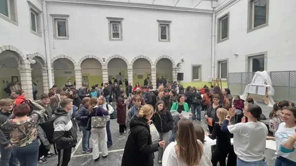  Tekmovanja se je udeležilo več kot 300 dijakov iz 110 srednjih 
šol.