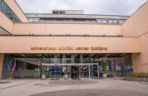 V centralnem laboratoriju UKC-ja se je povesil del stropa