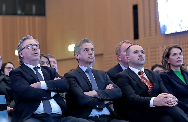 

Na nedavnem nacionalnem posvetu o krepitvi odpornosti države 
je bilo možno slišati, da bodo po novem tudi nekatere infrastrukturne projekte prikazali kot obrambne izdatke.