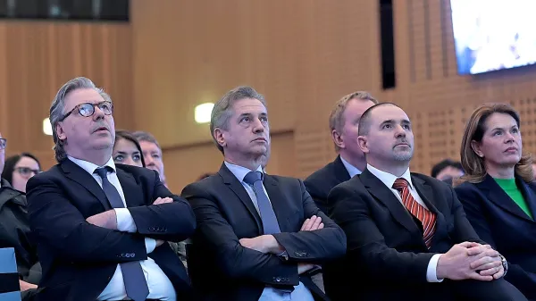 

Na nedavnem nacionalnem posvetu o krepitvi odpornosti države 
je bilo možno slišati, da bodo po novem tudi nekatere infrastrukturne projekte prikazali kot obrambne izdatke.