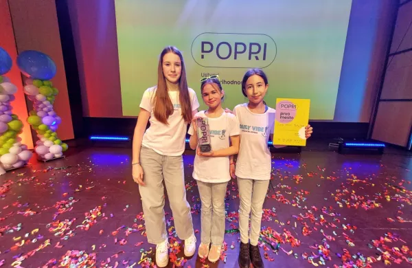 Med osnovnošolskimi ekipami so zmagale Eva Jermančič, Sofia 
Bakan in Lana Stević iz OŠ Elvire Vatovec Prade, z idejo Daily 
Vibe.