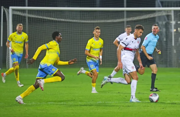 Utrinek z jesenskega obračuna na Bonifiki, ki je  s 4:3 pripadel 
Ajdovcem (v svetlejših dresih).   