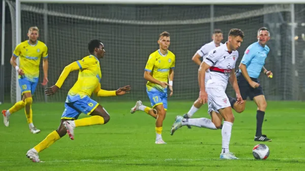 Utrinek z jesenskega obračuna na Bonifiki, ki je  s 4:3 pripadel 
Ajdovcem (v svetlejših dresih).   