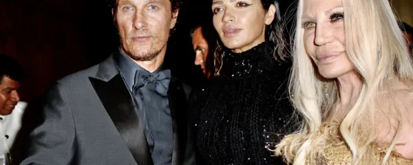 Donatella Versace (desno) je v zadnjem času svojo podobo 
vendarle omilila.