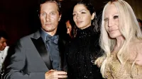 Donatella Versace (desno) je v zadnjem času svojo podobo 
vendarle omilila.