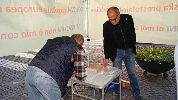 Peticijo za odvzem častnega meščanstva Mussoliniju podpisalo že tisoč ljudi