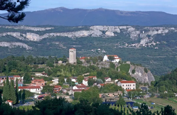 Od sredine 13. stoletja Kubed skupaj z vasmi Kraškega roba tvori 
obrambni pas, ki je varoval koprski teritorij.