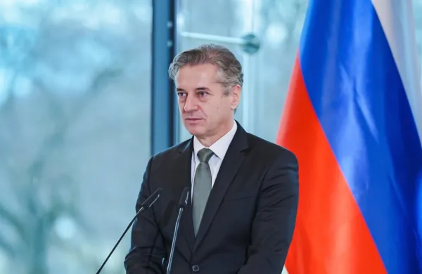 Predhodni postopek KPK v primeru povezav premierja Roberta 
Goloba (na fotografiji) in poslovneža Tomaža Subotiča bo predvidoma končan v nekaj mesecih, so navedli na KPK.