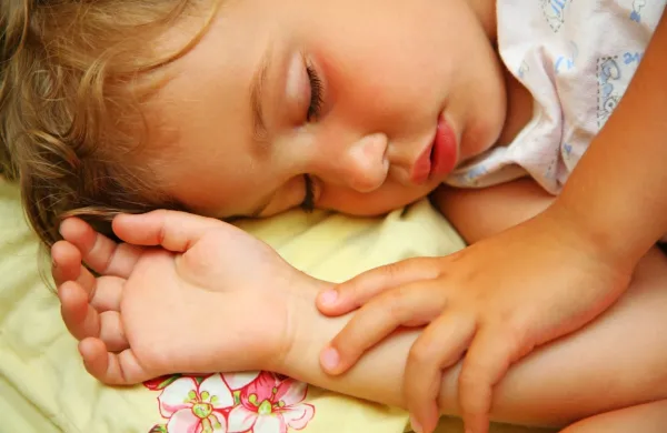 Beli šum dokazano pomirja otroke ter jih pripravi na spanec, saj 
zaduši druge zvoke in tok misli.