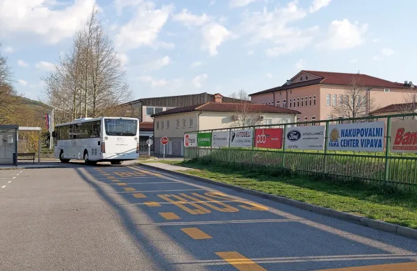 Zaradi spora  med občino in nogometnim klubom se lahko zgodi, 
da bodo Vipavci 1. maja ostali brez avtobusnega postajališča. 