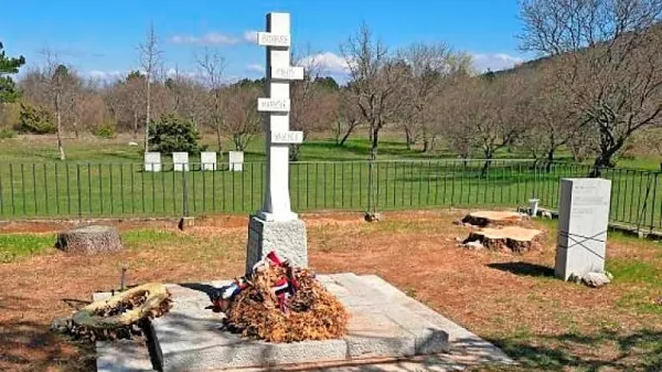 

Kamnitega je začasno zamenjal leseni spomenik