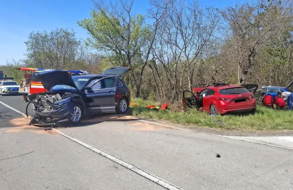 Izsilil prednost in čelno trčil v avto voznice