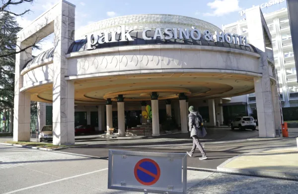 Približno 300 zaposlenih v igralniški družbi Hit je sprožilo individualne delovne spore pri delovnem sodišču zaradi po njihovo 
nezakonite delitve napitnin zgolj med nekatere zaposlene.