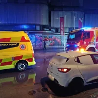 Na prehodu za pe&scaron;ce z avtom zbil mladi pe&scaron;akinji