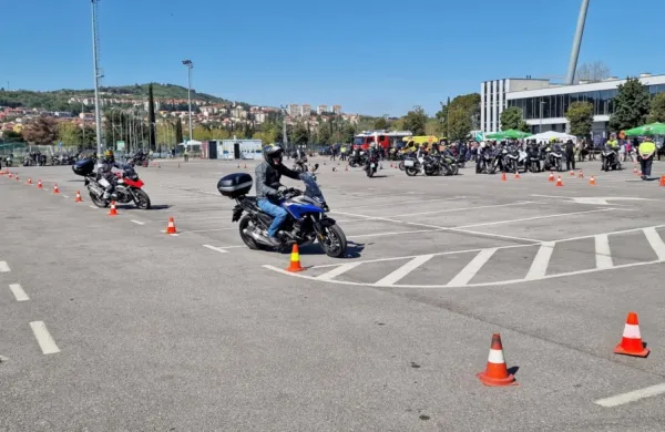 Ob začetku  motoristične  sezone  je  pomembno  osvežiti  in  nadgraditi  znanje,  tudi  z  vožnjo  med  stožci  na  poligonu.  