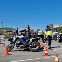 Policisti  inštruktorji  so  voznikom  motornih  koles  sproti  pomagali odpraviti  napake, ki  so  se pokazale med  
vožnjo.  

