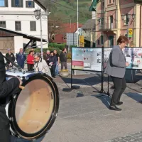   Razstavo Partizanske smučine Cerkno '45 sta z govoroma odprla  Milojka Magajne in Miha Butara, pospremili so jo domači godbeniki.